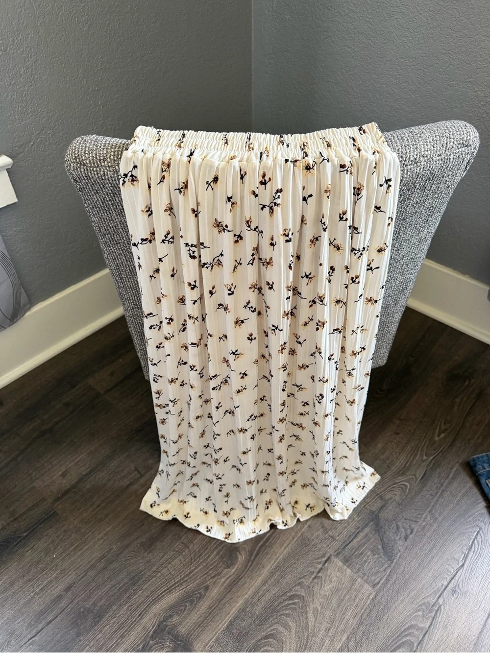 Jon & Anna Cream Floral Pleated Throw with Black and Brown Accents
